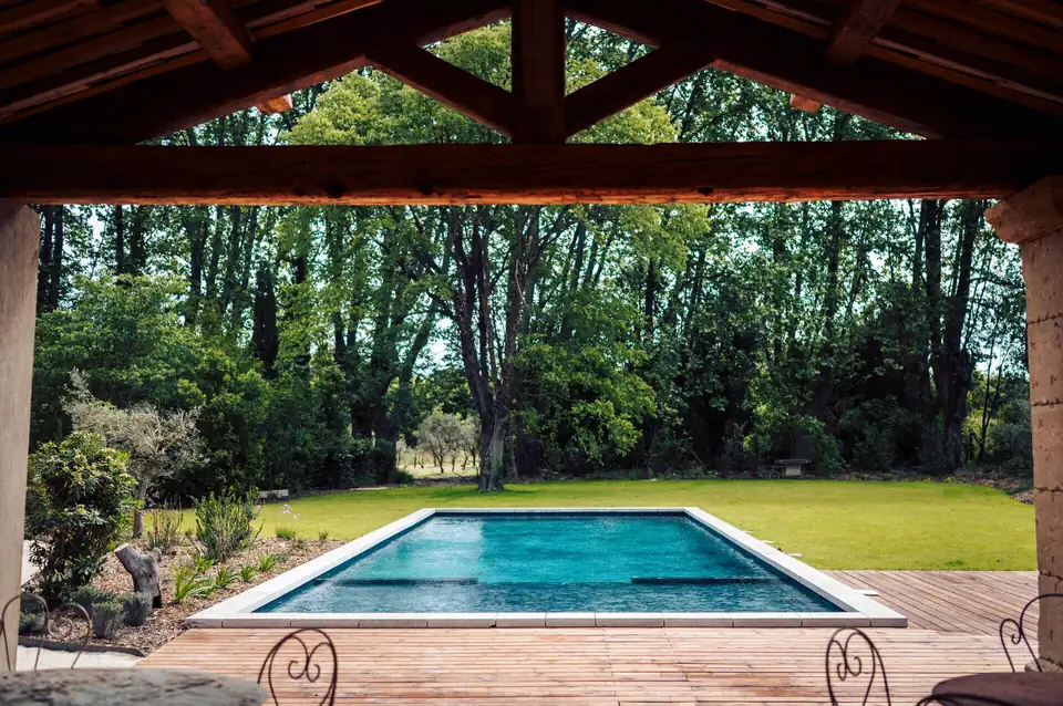 La piscine et la plage du Mas de la Massane