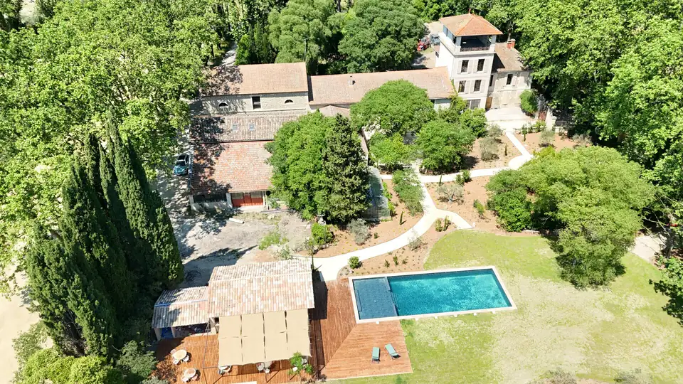 L'allée du domaine vue du ciel