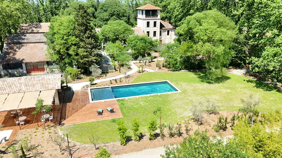 Le domaine vu du ciel — pergola, piscine et mas