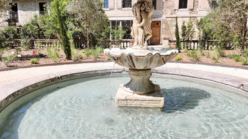 Fontaine en pierre au cœur du parc