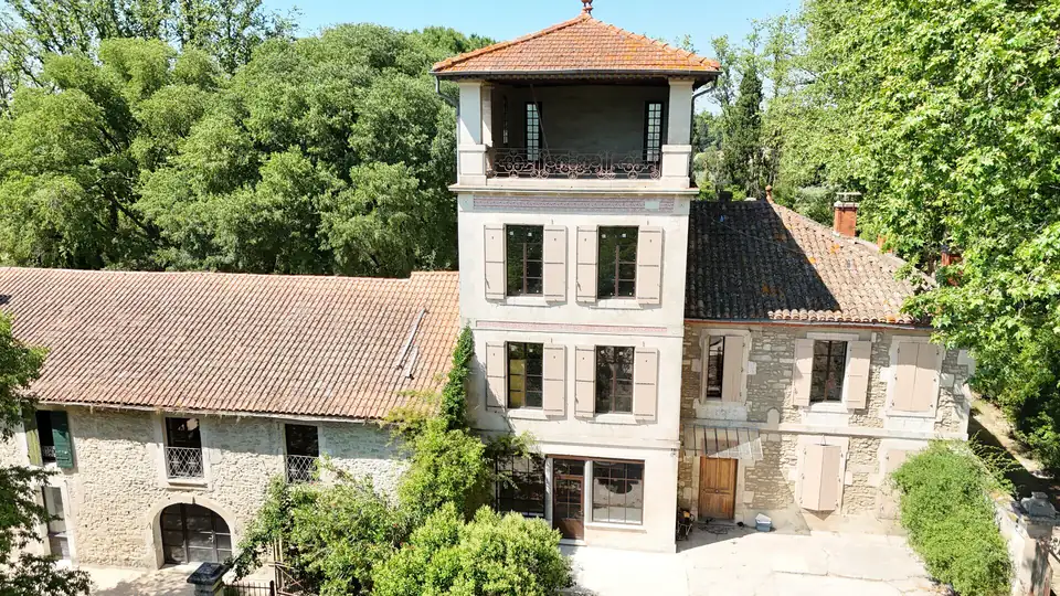 La tour et le corps de ferme