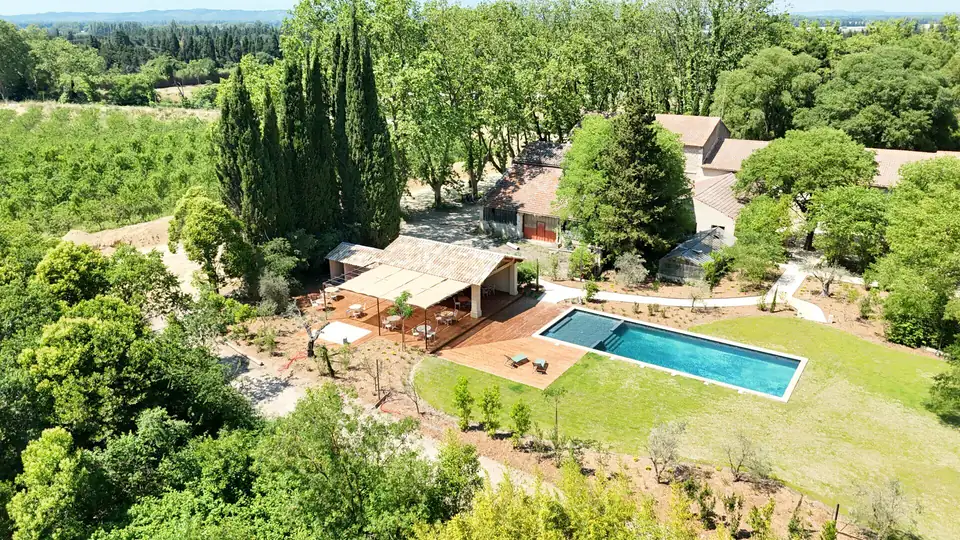 Vue aérienne — le domaine dans son écrin provençal